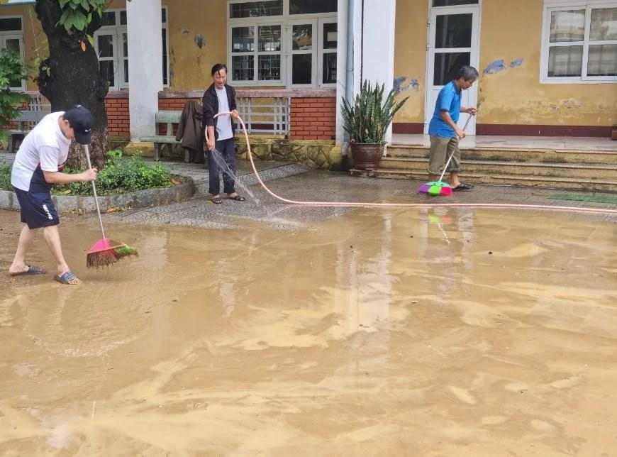 Cá nước lũ các thầy giáo trường THPT Gia Hội, TP Huế bắt được "cải thiện" buổi ăn trong lúc "canh" trường khi lũ lớn.