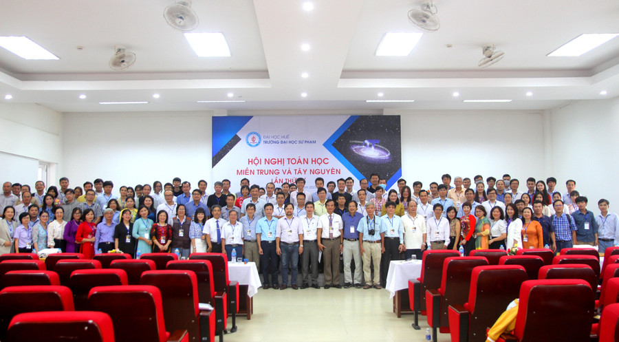 Các đại biểu, nhà khoa học và thầy cô giáo chụp ảnh lưu niệm sau Lễ khai mạc.