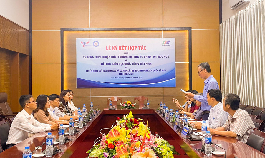 Khung cảnh của lễ ký kết. Khung cảnh của lễ ký kết.