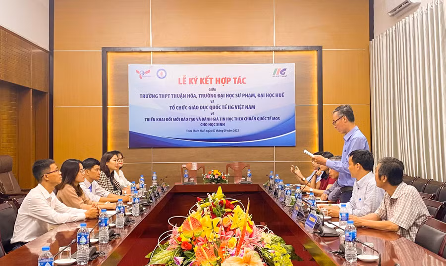 Khung cảnh của lễ ký kết.