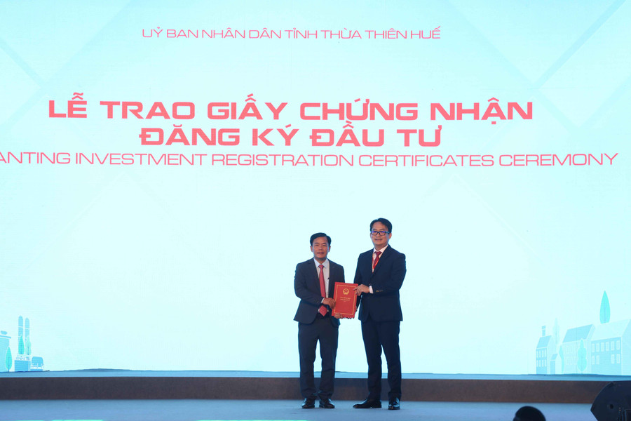 Lãnh đạo tỉnh Thừa Thiên - Huế trao giấy chứng nhận đăng ký đầu tư cho đại diện Công ty CP Khu Công nghiệp Gilimex. Lãnh đạo tỉnh Thừa Thiên - Huế trao giấy chứng nhận đăng ký đầu tư cho đại diện Công ty CP Khu Công nghiệp Gilimex.