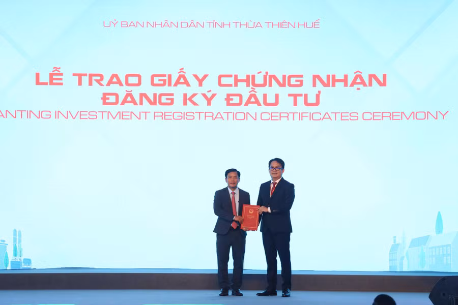 Lãnh đạo tỉnh Thừa Thiên - Huế trao giấy chứng nhận đăng ký đầu tư cho đại diện Công ty CP Khu Công nghiệp Gilimex.