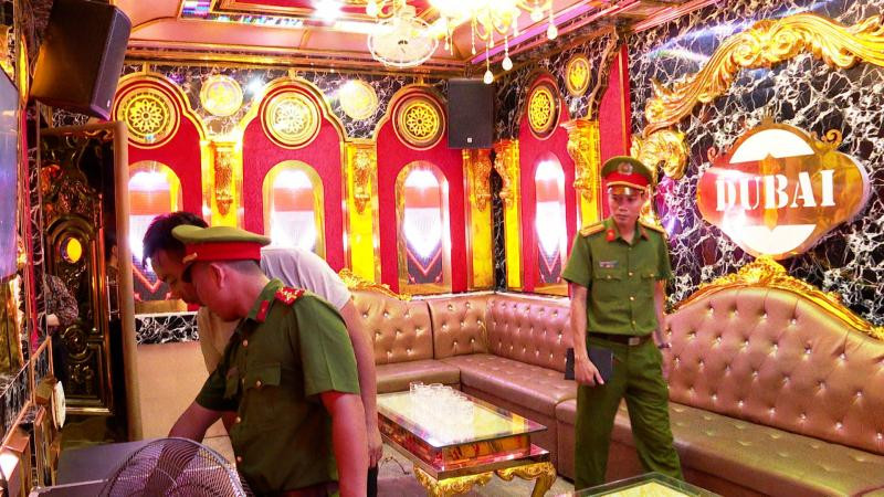 Công an thị xã Hương Thủy, tỉnh Thừa Thiên - Huế kiểm tra các quán karaoke trên địa bàn.