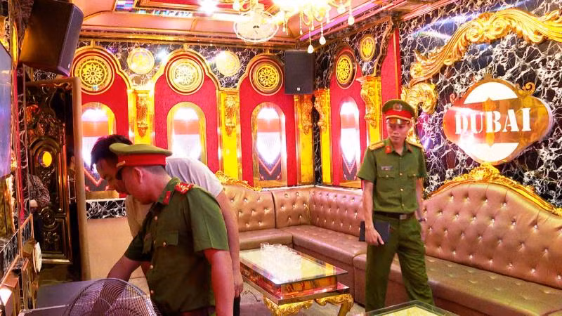 Công an thị xã Hương Thủy, tỉnh Thừa Thiên - Huế kiểm tra các quán karaoke trên địa bàn.