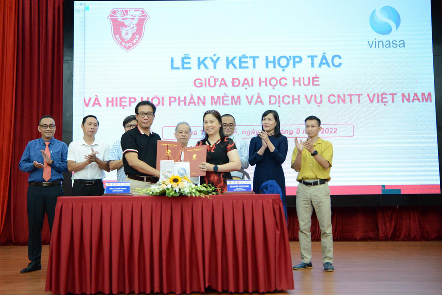 Lãnh đạo Đại học Huế và Hiệp hội Phần mềm và Dịch vụ CNTT Việt Nam ký kết. Lãnh đạo Đại học Huế và Hiệp hội Phần mềm và Dịch vụ CNTT Việt Nam ký kết.