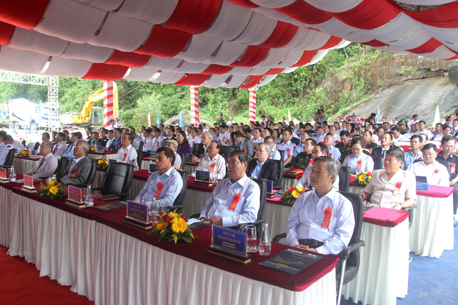 Các đại biểu về tham dự lễ khởi công dự án quan trọng của tỉnh Thừa Thiên - Huế. Các đại biểu về tham dự lễ khởi công dự án quan trọng của tỉnh Thừa Thiên - Huế.