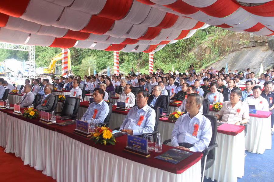 Các đại biểu về tham dự lễ khởi công dự án quan trọng của tỉnh Thừa Thiên - Huế.