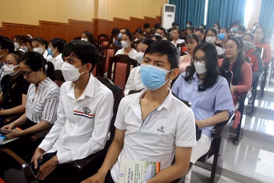 Nhiều sinh viên quan tâm đến tham dự Hội nghị để học hỏi kinh nghiệm.