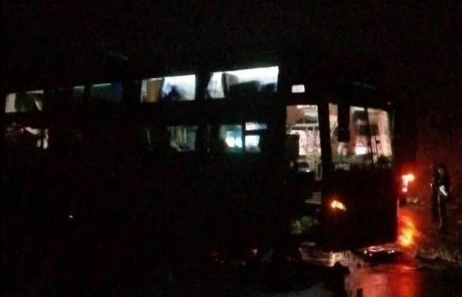 2 người trên xe khách chết tại chỗ, 11 người khác bị thương. 2 người trên xe khách chết tại chỗ, 11 người khác bị thương.