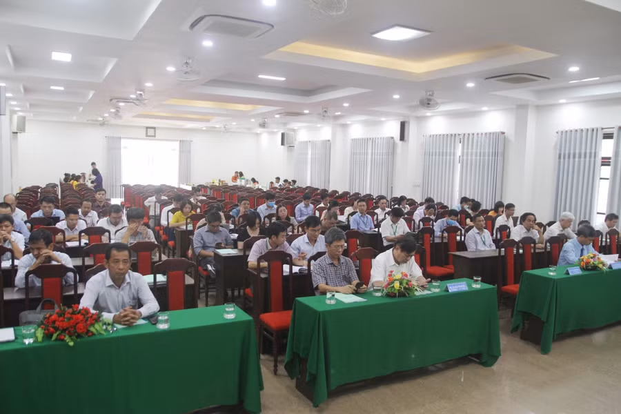 Nhiều nhà khoa học về tham dự Hội nghị.