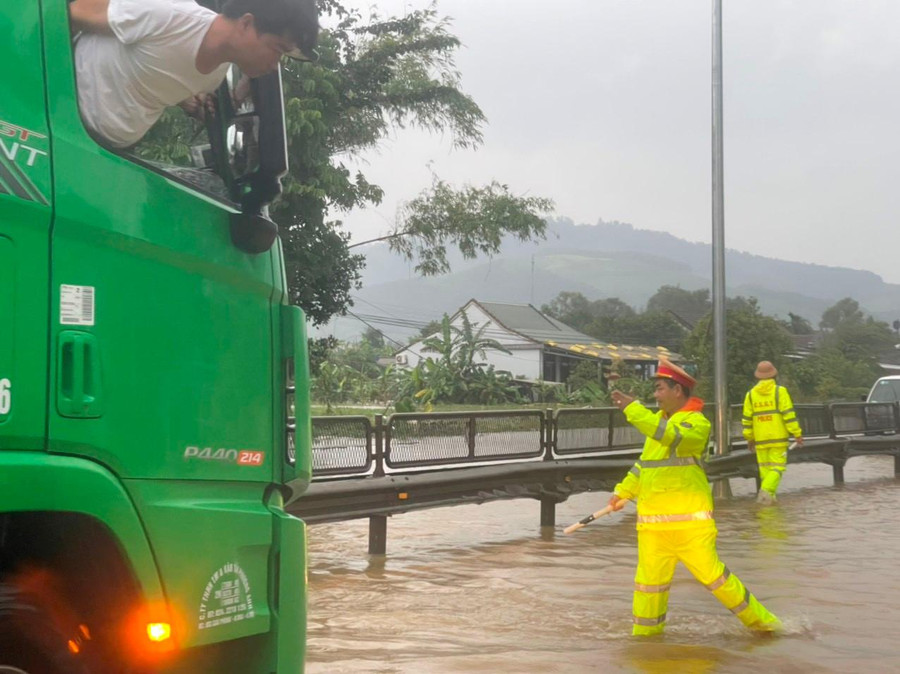 Một tài phụ ngoái đầu ra cửa kính để nhìn chỉ dẫn của cảnh sát và báo lại cho tài chính lái qua đoạn nước lũ. Một tài phụ ngoái đầu ra cửa kính để nhìn chỉ dẫn của cảnh sát và báo lại cho tài chính lái qua đoạn nước lũ.