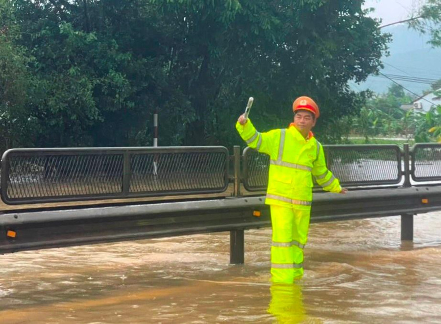Nhờ sự hướng dẫn kịp thời mà dòng phương tiện trên Quốc lộ 1 không bị ách tắc. Nhờ sự hướng dẫn kịp thời mà dòng phương tiện trên Quốc lộ 1 không bị ách tắc.