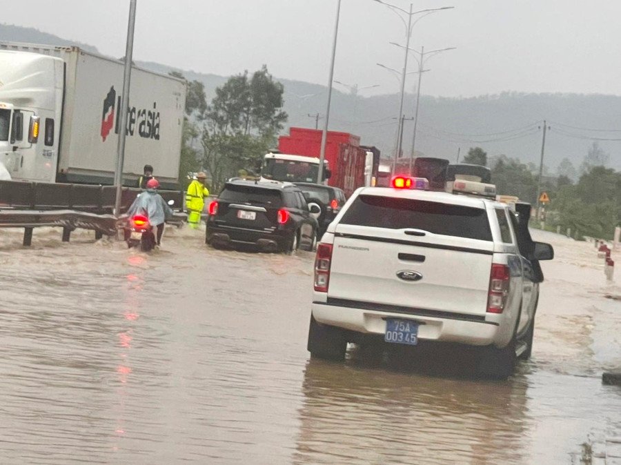 Các xe ô tô được hướng dẫn qua các đoạn nước nông. Các xe ô tô được hướng dẫn qua các đoạn nước nông.