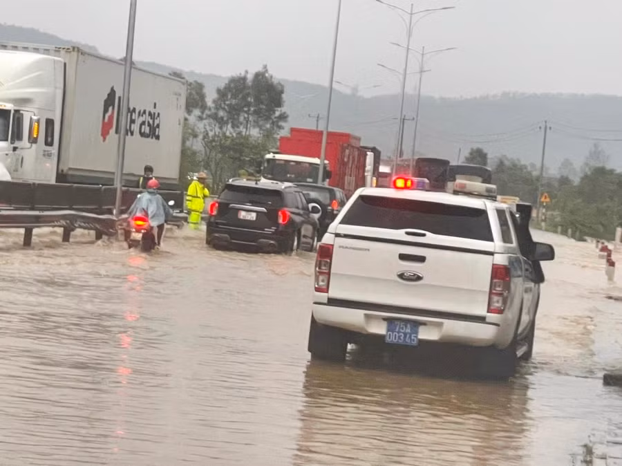 Các xe ô tô được hướng dẫn qua các đoạn nước nông.