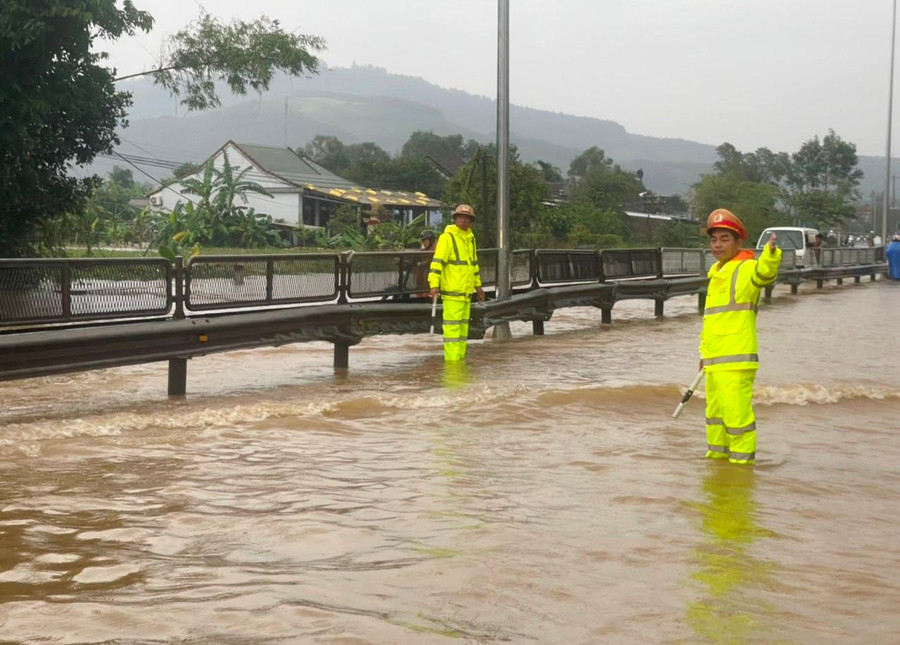 Nhiều chiến sĩ túc trực, đứng ngâm trong nước lũ nhiều tiếng đồng hồ. Nhiều chiến sĩ túc trực, đứng ngâm trong nước lũ nhiều tiếng đồng hồ.