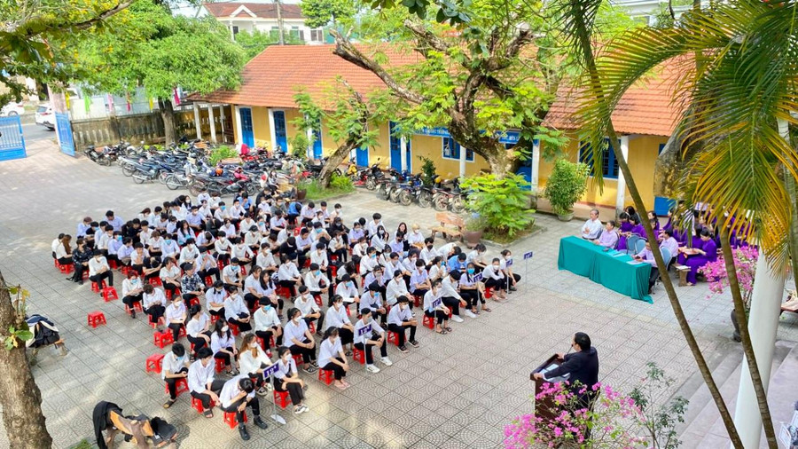 Trong giờ chào cờ, sinh hoạt đầu tuần, nhà trường mời các chuyên gia nghề nghiệp về nói chuyện với các em học sinh. Trong giờ chào cờ, sinh hoạt đầu tuần, nhà trường mời các chuyên gia nghề nghiệp về nói chuyện với các em học sinh.