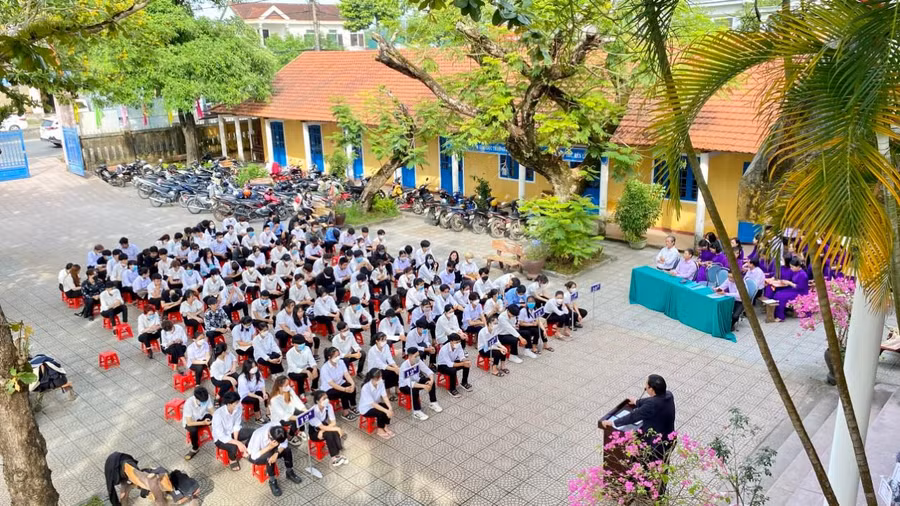 Trong giờ chào cờ, sinh hoạt đầu tuần, nhà trường mời các chuyên gia nghề nghiệp về nói chuyện với các em học sinh.