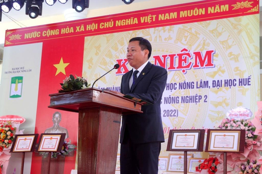 PGS.TS. Trần Thanh Đức - Hiệu trưởng ĐH Nông lâm, ĐH Huế phát biểu tại lễ kỷ niệm 55 ngày thành lập trường. PGS.TS. Trần Thanh Đức - Hiệu trưởng ĐH Nông lâm, ĐH Huế phát biểu tại lễ kỷ niệm 55 ngày thành lập trường.