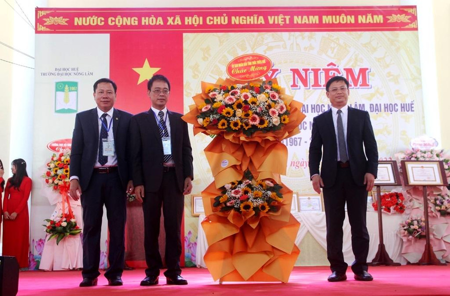 UBND tỉnh Thừa Thiên - Huế tặng hoa nhà trường. UBND tỉnh Thừa Thiên - Huế tặng hoa nhà trường.