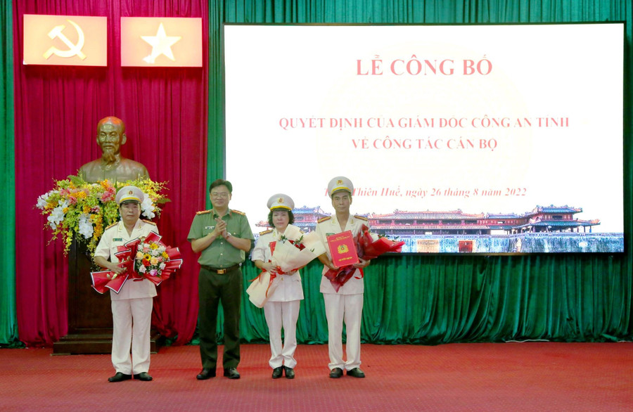 Đại tá Nguyễn Thanh Tuấn - Giám đốc Công an tỉnh Thừa Thiên - Huế trao quyết định điều động, luân chuyển các cán bộ giữ chức vụ chủ chốt.
