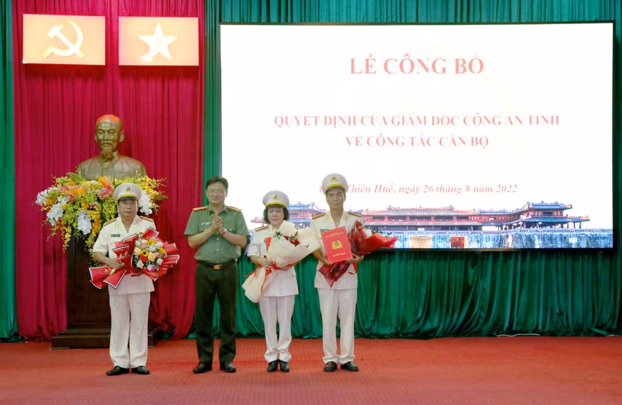 Đại tá Nguyễn Thanh Tuấn - Giám đốc Công an tỉnh Thừa Thiên - Huế trao quyết định điều động, luân chuyển các cán bộ giữ chức vụ chủ chốt.