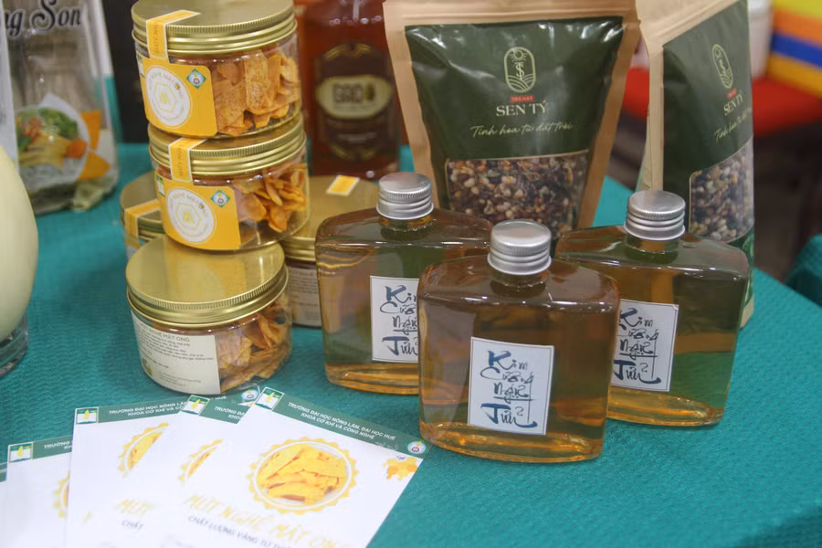 Mứt nghệ mật ong, sen và rượu.