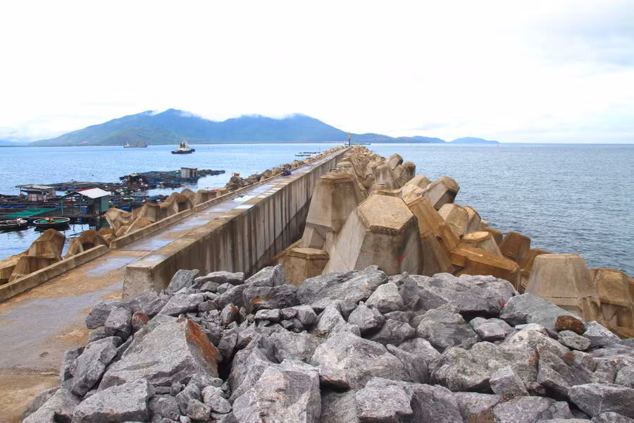 Đê chắn sóng giai đoạn 1 tại cảng Chân Mây (Ảnh: Đại Dương).