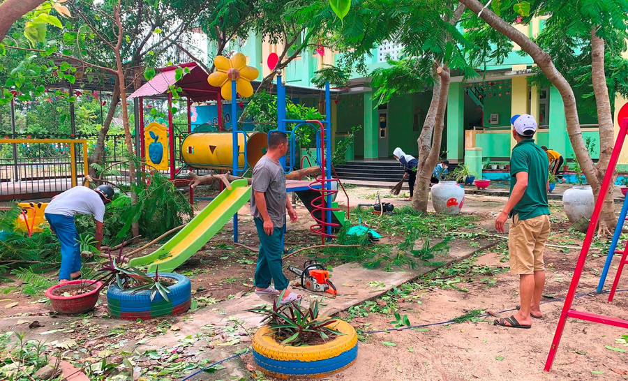 Một số trường huy động thêm các thầy giáo, người dân cùng đến dọn dẹp. Một số trường huy động thêm các thầy giáo, người dân cùng đến dọn dẹp.
