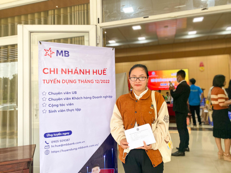 Sinh viên Ngô Thị Thanh Hiếu tại Ngày hội tuyển dụng.