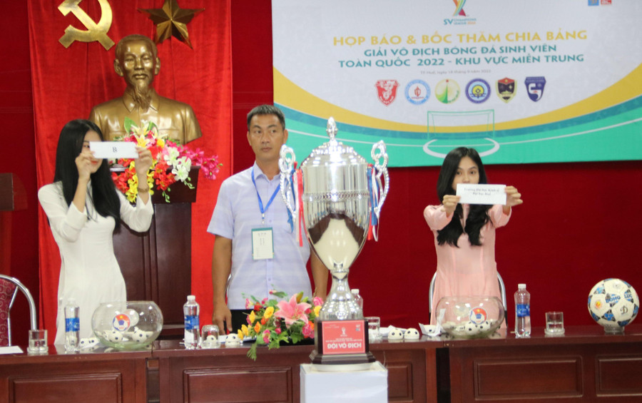 Bốc thăm chia bảng giải bóng đá sinh viên toàn quốc khu vực miền Trung. Bốc thăm chia bảng giải bóng đá sinh viên toàn quốc khu vực miền Trung.
