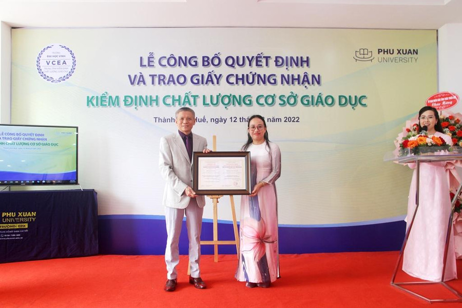 Đại diện Trung tâm kiểm định chất lượng giáo dục - Đại học Vinh (bên trái) trao giấy chứng nhận kiểm định chất lượng cơ sở giáo dục (có giá trị 5 năm) cho Trường ĐH Phú Xuân. Đại diện Trung tâm kiểm định chất lượng giáo dục - Đại học Vinh (bên trái) trao giấy chứng nhận kiểm định chất lượng cơ sở giáo dục (có giá trị 5 năm) cho Trường ĐH Phú Xuân.