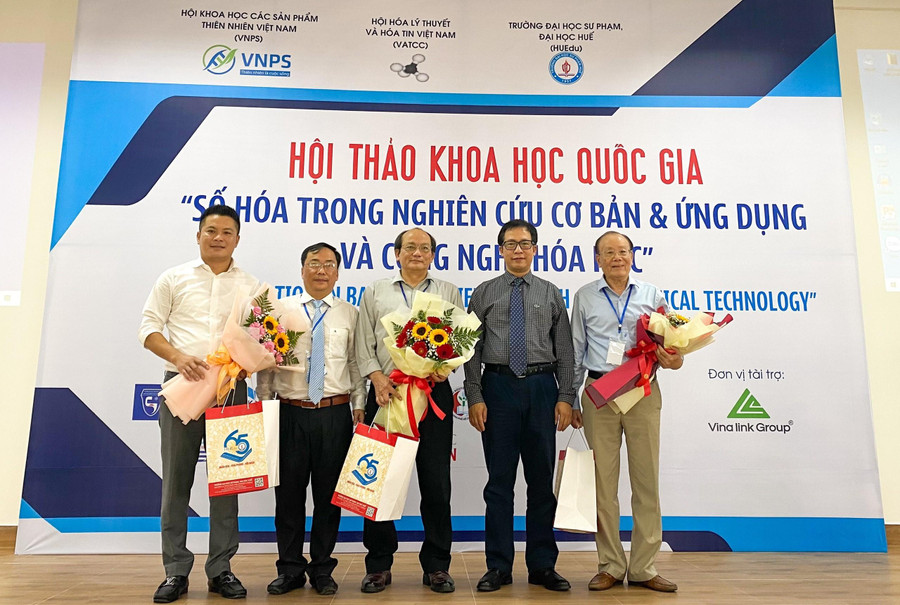 Giám đốc Đại học Huế (thứ 2 từ phải qua) tặng hoa cho các đại biểu. Giám đốc Đại học Huế (thứ 2 từ phải qua) tặng hoa cho các đại biểu.
