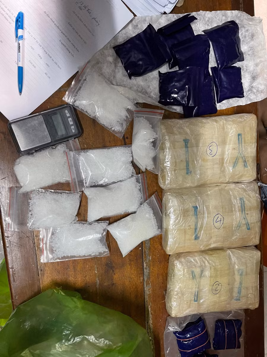 Rất nhiều ma túy các loại gồm hồng phiến, ketamine, thuốc lắc được thu giữ. Rất nhiều ma túy các loại gồm hồng phiến, ketamine, thuốc lắc được thu giữ.