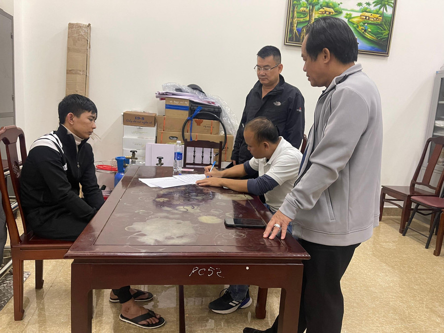 Đại tá Đặng Ngọc Sơn - Phó Giám đốc Công an tỉnh Thừa Thiên - Huế (đứng) trực tiếp chỉ đạo phá án. Đại tá Đặng Ngọc Sơn - Phó Giám đốc Công an tỉnh Thừa Thiên - Huế (đứng) trực tiếp chỉ đạo phá án.