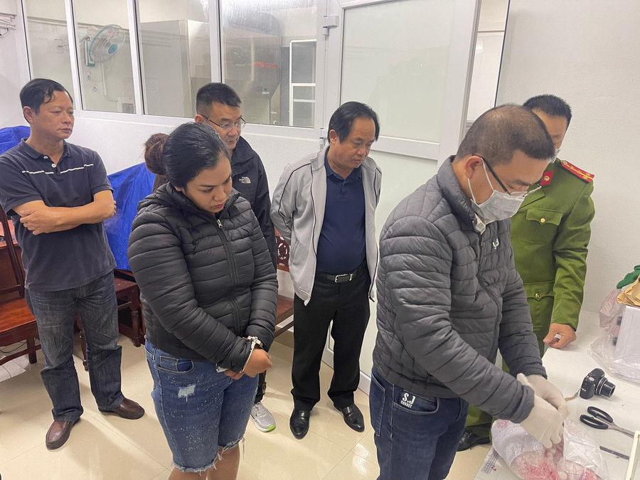 Khám xét chỗ ở các đối tượng và kiểm tra số lượng ma túy. Khám xét chỗ ở các đối tượng và kiểm tra số lượng ma túy.