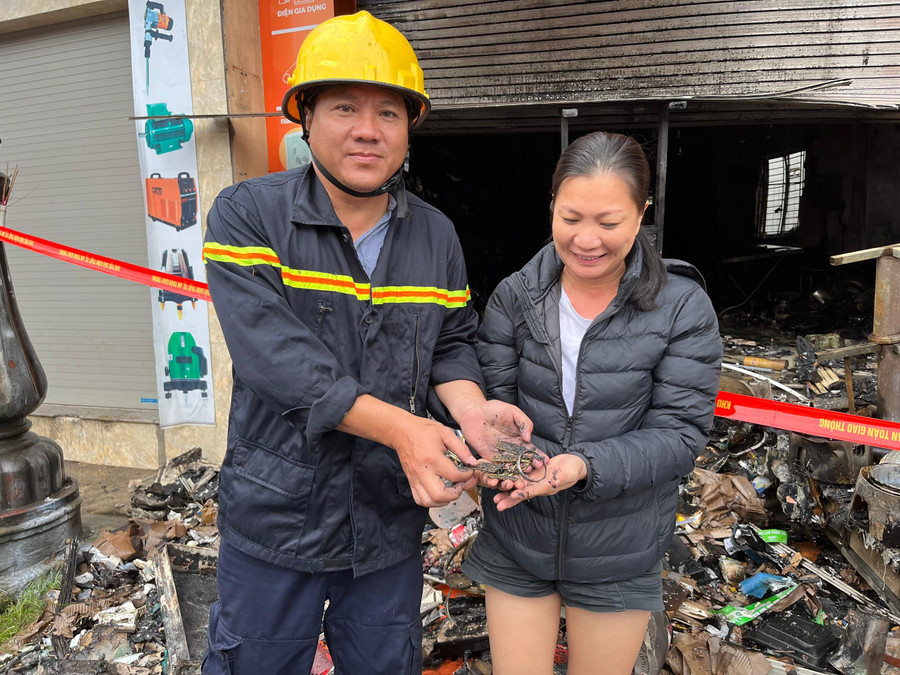Các chiến sĩ đã tìm được vàng và trao trả lại cho chủ nhà sau đám cháy.
