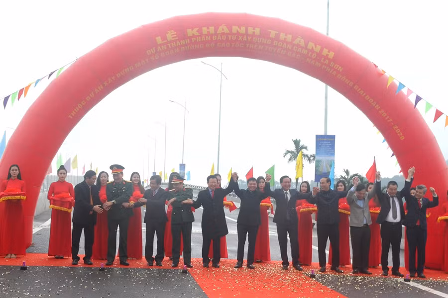 Lãnh đạo Bộ Giao thông Vận tải, Ban Quản lý dự án đường Hồ Chí Minh, 2 tỉnh Thừa Thiên - Huế, Quảng Trị... cắt băng khánh thành cao tốc Cam Lộ - La Sơn.