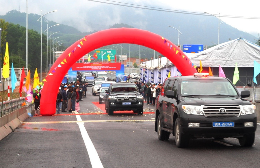 Thông xe tuyến cao tốc Cam Lộ - La Sơn. Thông xe tuyến cao tốc Cam Lộ - La Sơn.