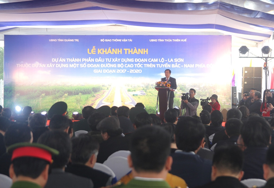 Ông Nguyễn Văn Phương - Chủ tịch UBND tỉnh Thừa Thiên - Huế phát biểu chúc mừng cao tốc Cam Lộ - La Sơn khánh thành. Ông Nguyễn Văn Phương - Chủ tịch UBND tỉnh Thừa Thiên - Huế phát biểu chúc mừng cao tốc Cam Lộ - La Sơn khánh thành.