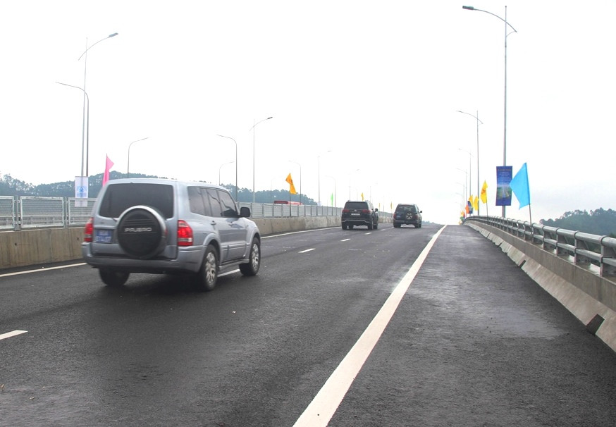 Cao tốc chính thức đưa vào khai thác, sử dụng rút ngắn quảng đường giữa 2 tỉnh Thừa Thiên - Huế và Quảng Trị. Cao tốc chính thức đưa vào khai thác, sử dụng rút ngắn quảng đường giữa 2 tỉnh Thừa Thiên - Huế và Quảng Trị.