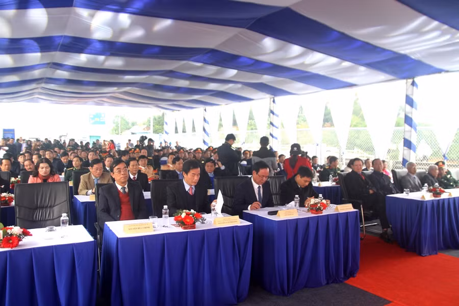 Các đại biểu, lãnh đạo Bộ Giao thông Vận tải và 2 tỉnh Quảng Trị, Thừa Thiên - Huế tại buổi lễ.