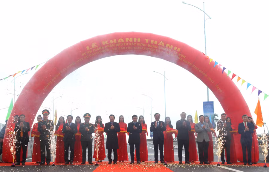 Nghi thức cắt băng khánh thành cao tốc.