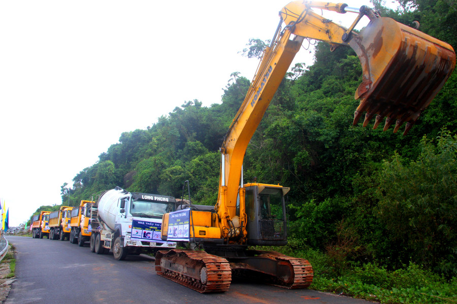 Các xe làm nghi thức khởi công dự án 757 tỷ đồng. Các xe làm nghi thức khởi công dự án 757 tỷ đồng.