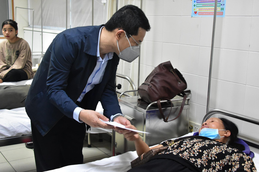 Ông Hoàng Hải Minh - Phó Chủ tịch UBND tỉnh Thừa Thiên - Huế thăm, động viên và hỗ trợ các nạn nhân. Ông Hoàng Hải Minh - Phó Chủ tịch UBND tỉnh Thừa Thiên - Huế thăm, động viên và hỗ trợ các nạn nhân.