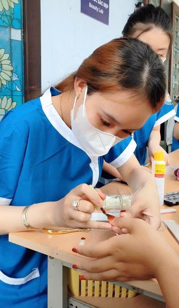 … vừa học nghề.