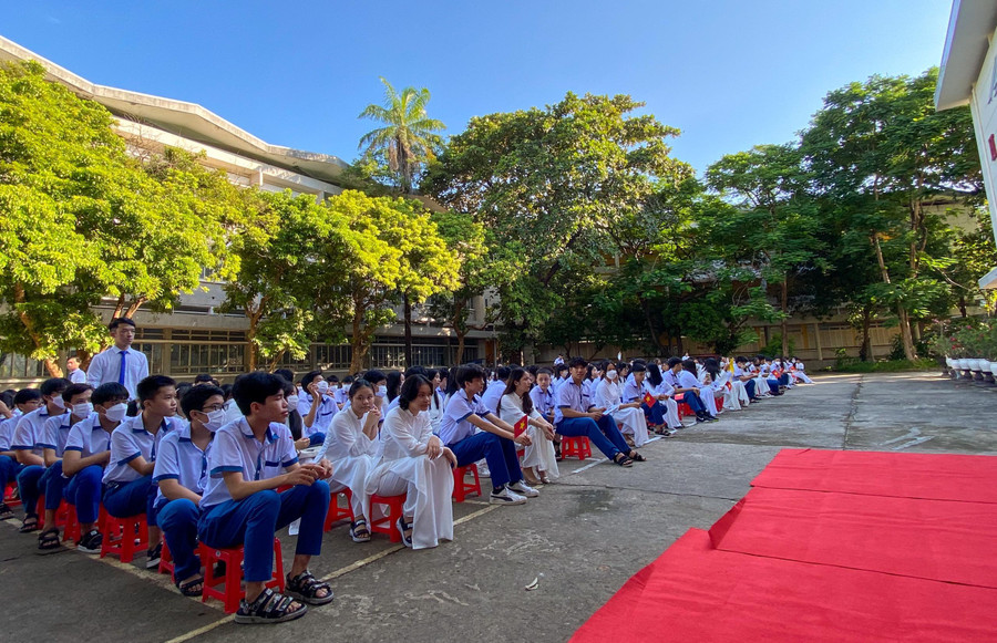 Khung cảnh hoạt động vào giờ chào cờ thứ 2 đầu tuần diễn ra sáng 19/9 tại Trường THPT Thuận Hóa. Khung cảnh hoạt động vào giờ chào cờ thứ 2 đầu tuần diễn ra sáng 19/9 tại Trường THPT Thuận Hóa.