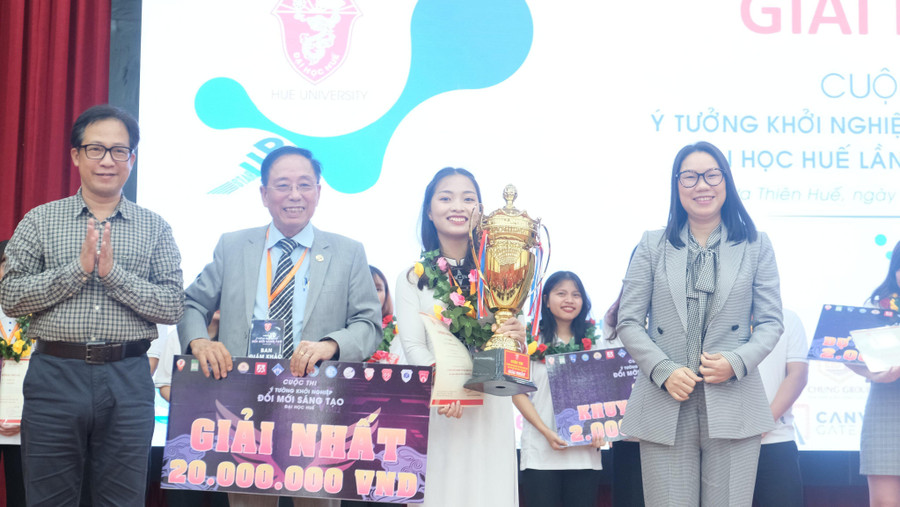 PGS.TS. Lê Anh Phương - Giám đốc Đại học Huế (ngoài cùng bên trái) và ông Dương Tuấn Anh - Chủ tịch Hiệp hội Doanh nghiệp tỉnh Thừa Thiên - Huế trao giải Nhất cho nhóm ELPIDA với dự án rượu vang Sim.