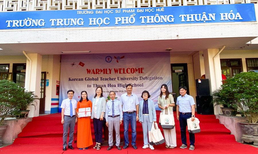 Đại diện Trường Đại học Sư phạm, Đại học Huế và Trường THPT Thuận Hóa trao quà lưu niệm cho giảng viên, sinh viên các trường Đại học Quốc gia Hàn Quốc. Đại diện Trường Đại học Sư phạm, Đại học Huế và Trường THPT Thuận Hóa trao quà lưu niệm cho giảng viên, sinh viên các trường Đại học Quốc gia Hàn Quốc.