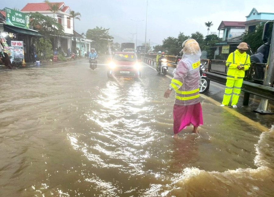 Từ rạng sáng sớm, gần 20 cán bộ, chiến sĩ cảnh sát giao thông đã đứng canh và hướng dẫn phương tiện qua lại trên Quốc lộ 1. Từ rạng sáng sớm, gần 20 cán bộ, chiến sĩ cảnh sát giao thông đã đứng canh và hướng dẫn phương tiện qua lại trên Quốc lộ 1.