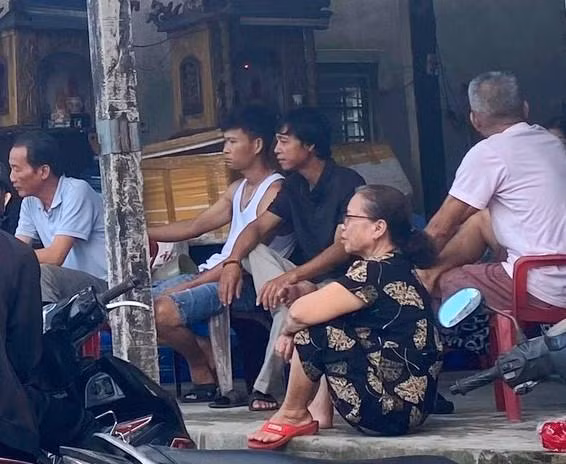 Hàng xóm vẫn chưa hết bàng hoàng trước sự ra đi của 2 cháu nhỏ và thai phụ.